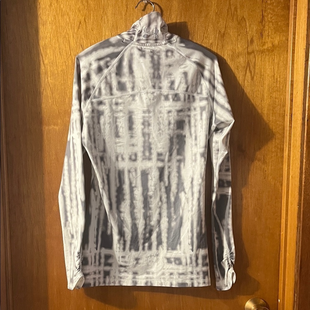 Under Armour Gray and White Fitted Top Size Small - Picture 6 of 7
